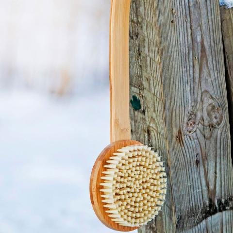 Kolo Bambu Bath Brush with Handle, Natural Bamboo - Image 2